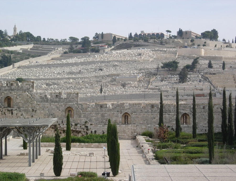 Kijkend vanaf de Olijfberg vragen de Discipelen de Here Jezus dan ook dingen die met de ondergang, dan wel het einde te maken hebben.